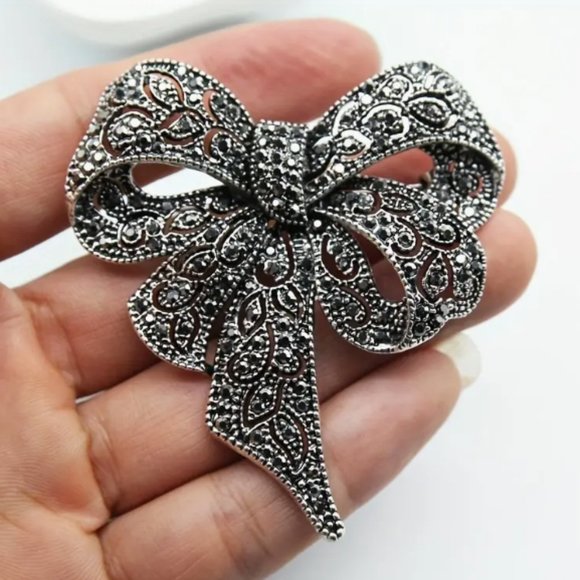 MARCASITE CRYSTAL BOW BROOCH - Picture 2 of 2